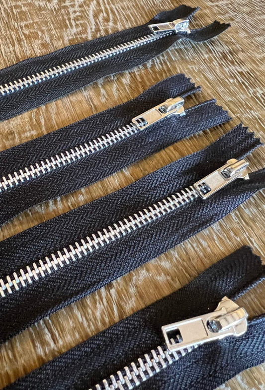 Closed End Metal Zipper, No. 5, Black Tape, Auto Lock