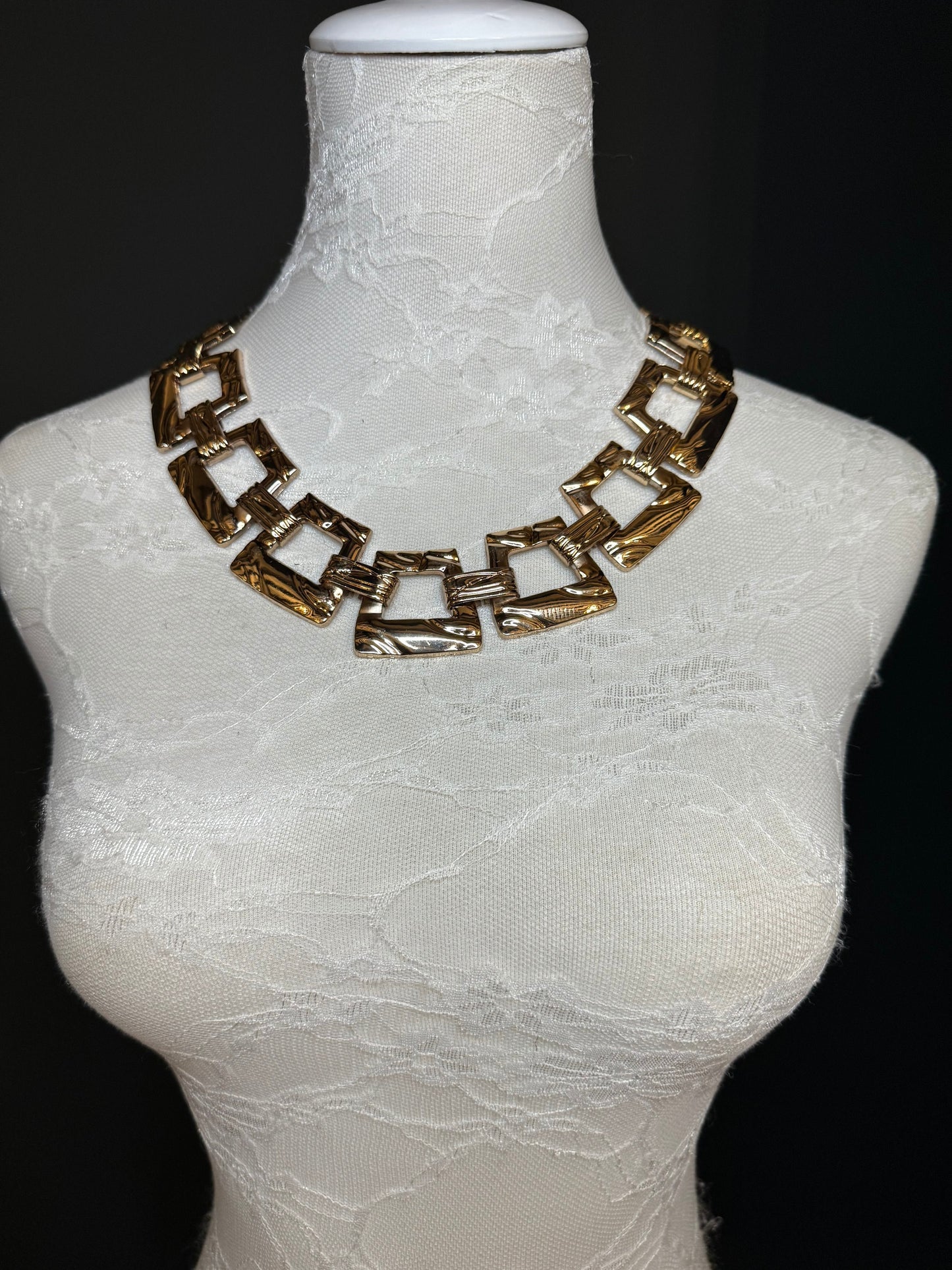 Necklace, Hammered Metal Necklace, Necklace, Gold, FAN Design, FAN Exclusive, Gift, Accessory, Fashion, Elegant Necklace