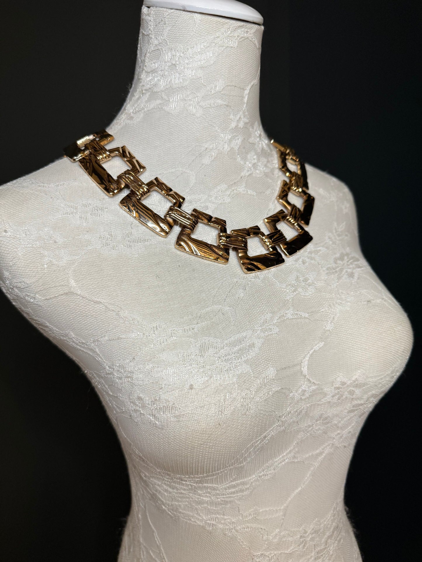 Necklace, Hammered Metal Necklace, Necklace, Gold, FAN Design, FAN Exclusive, Gift, Accessory, Fashion, Elegant Necklace