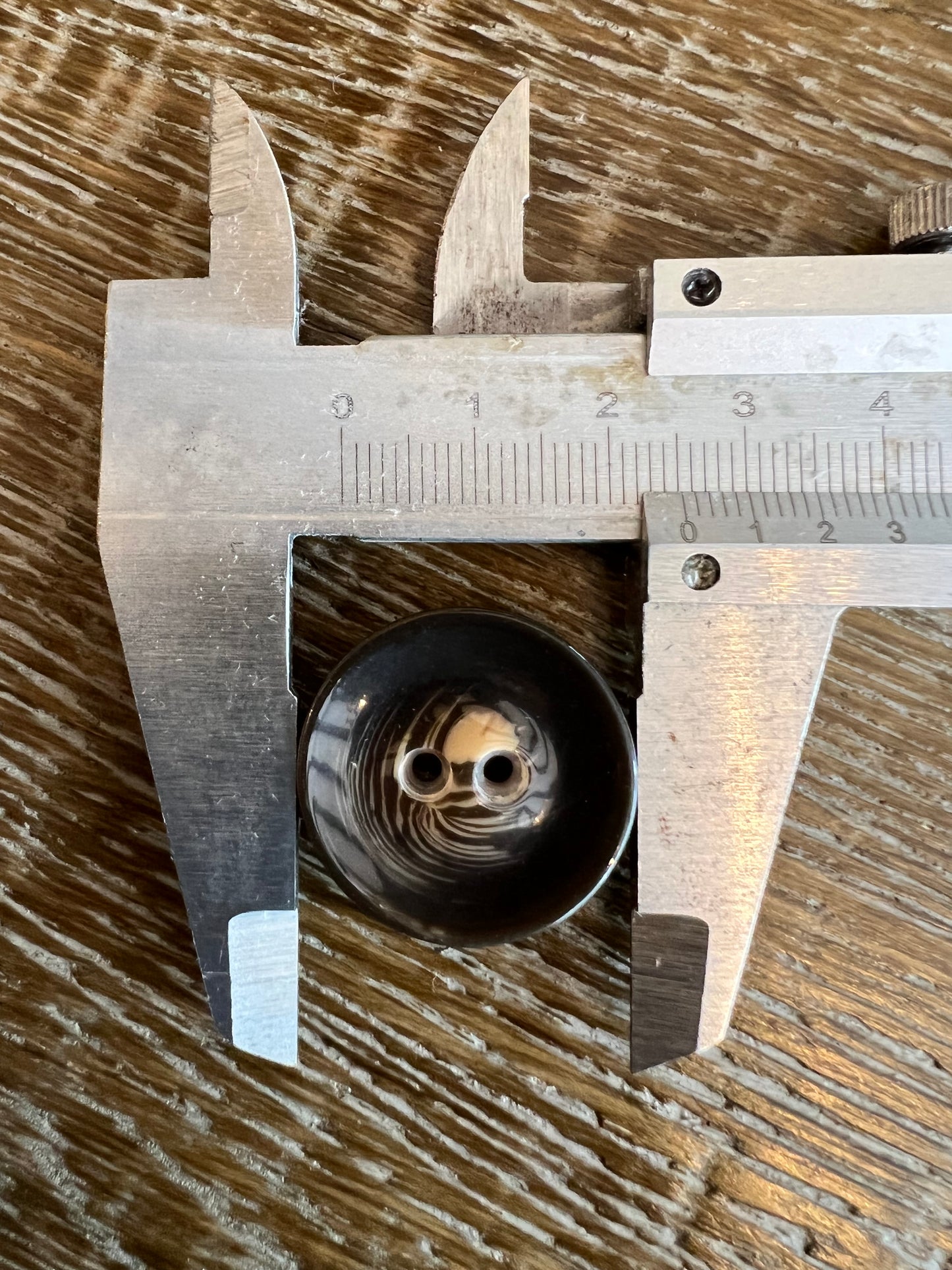 25mm Mock Horn, Marble Effect Buttons 40L