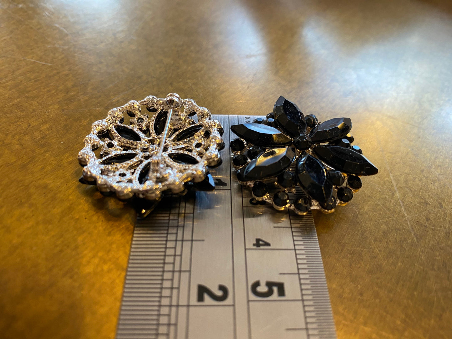 Black Jewel Brooch, Fan Fashion Pin (3.5cm)