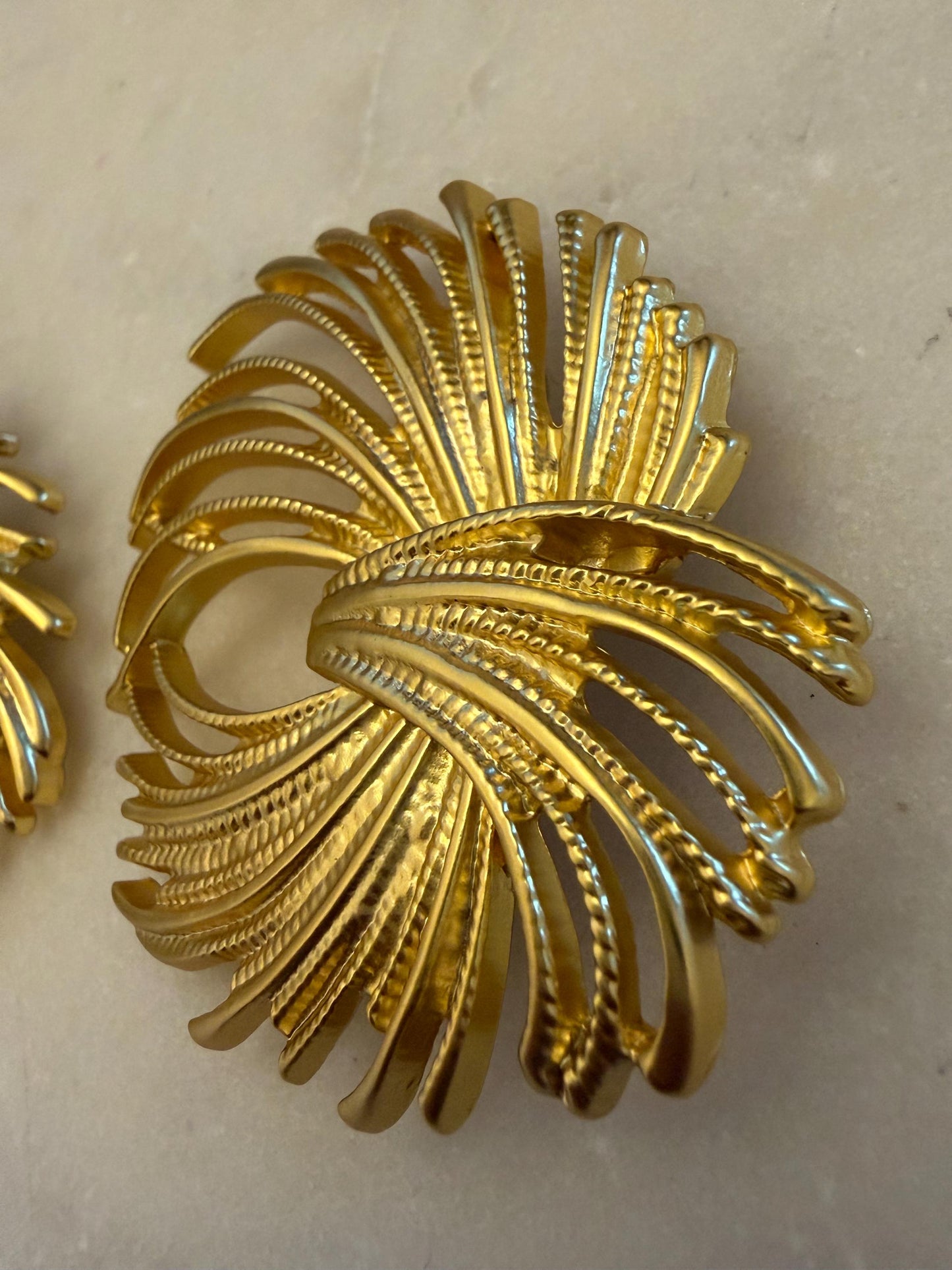 Brooch, Pin on Gold, 6cm x 5.5cm