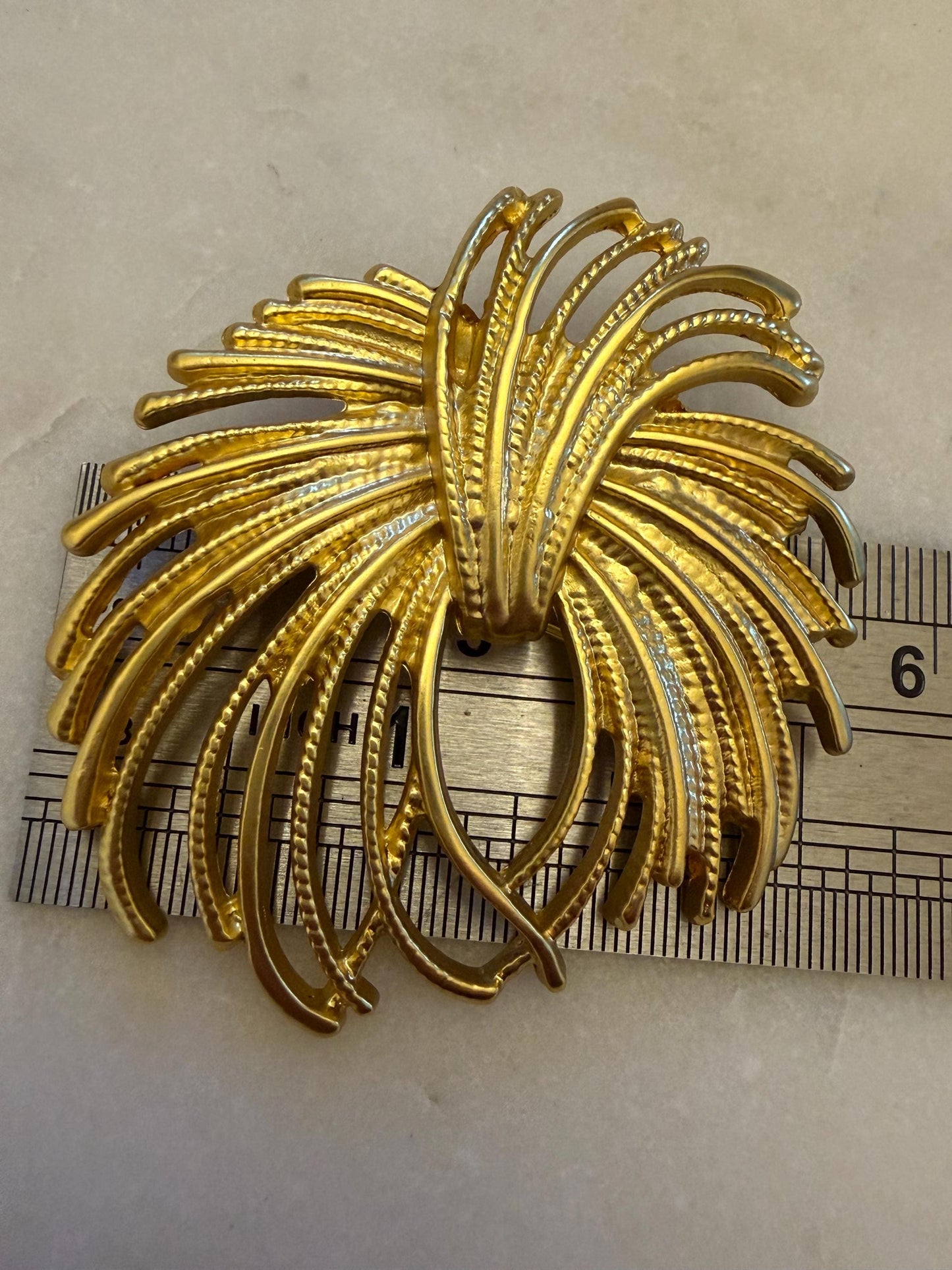 Brooch, Pin on Gold, 6cm x 5.5cm