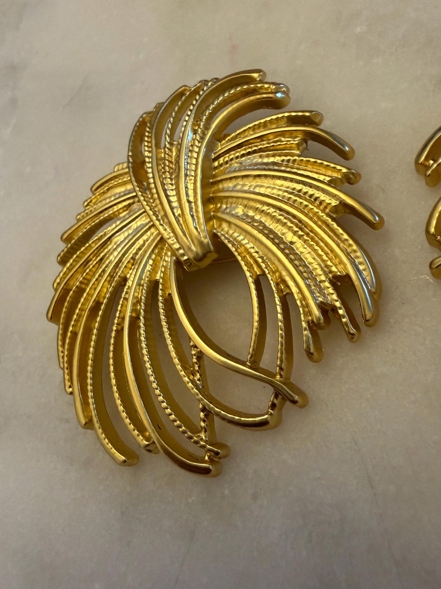 Brooch, Pin on Gold, 6cm x 5.5cm