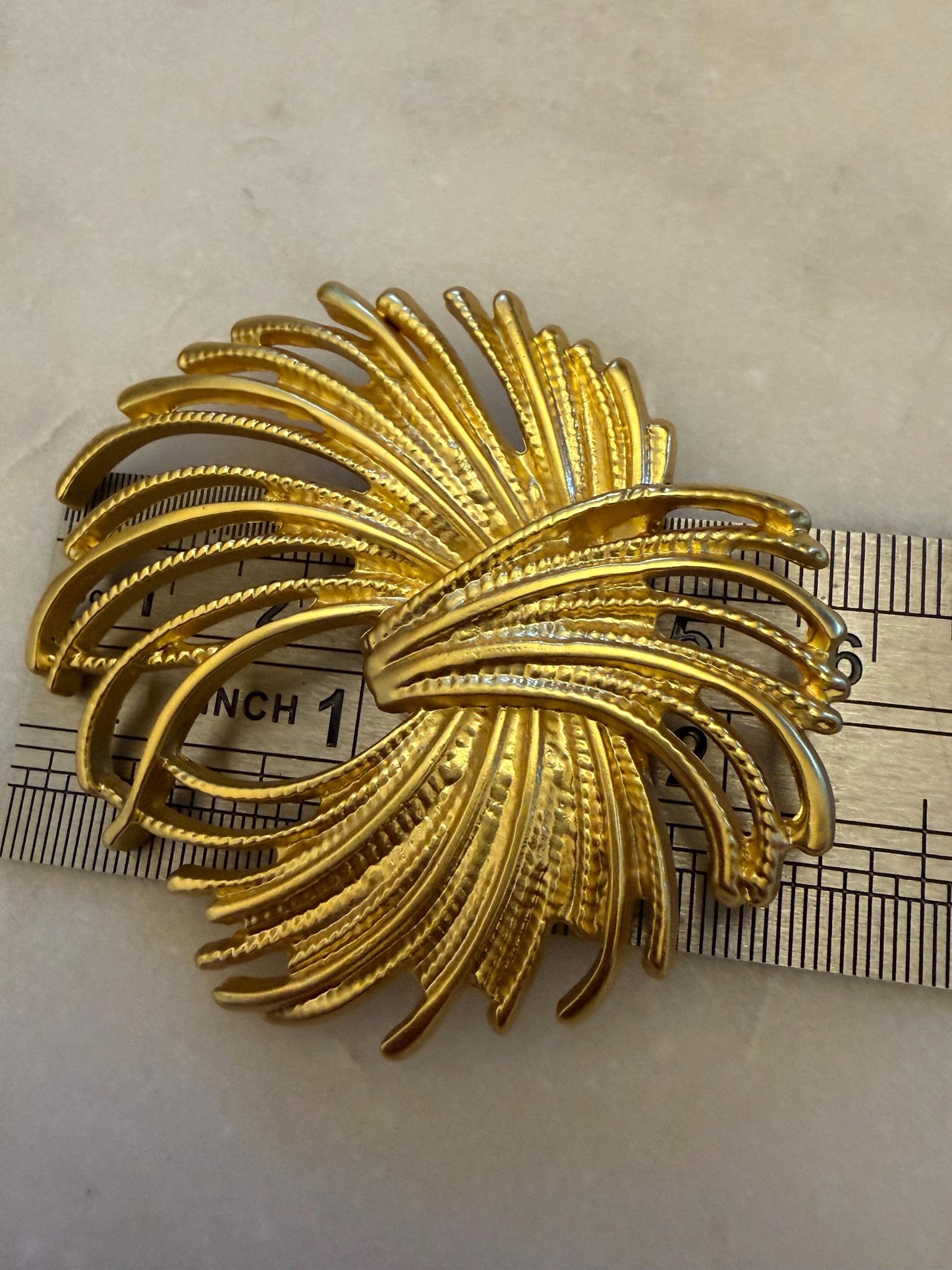 Brooch, Pin on Gold, 6cm x 5.5cm