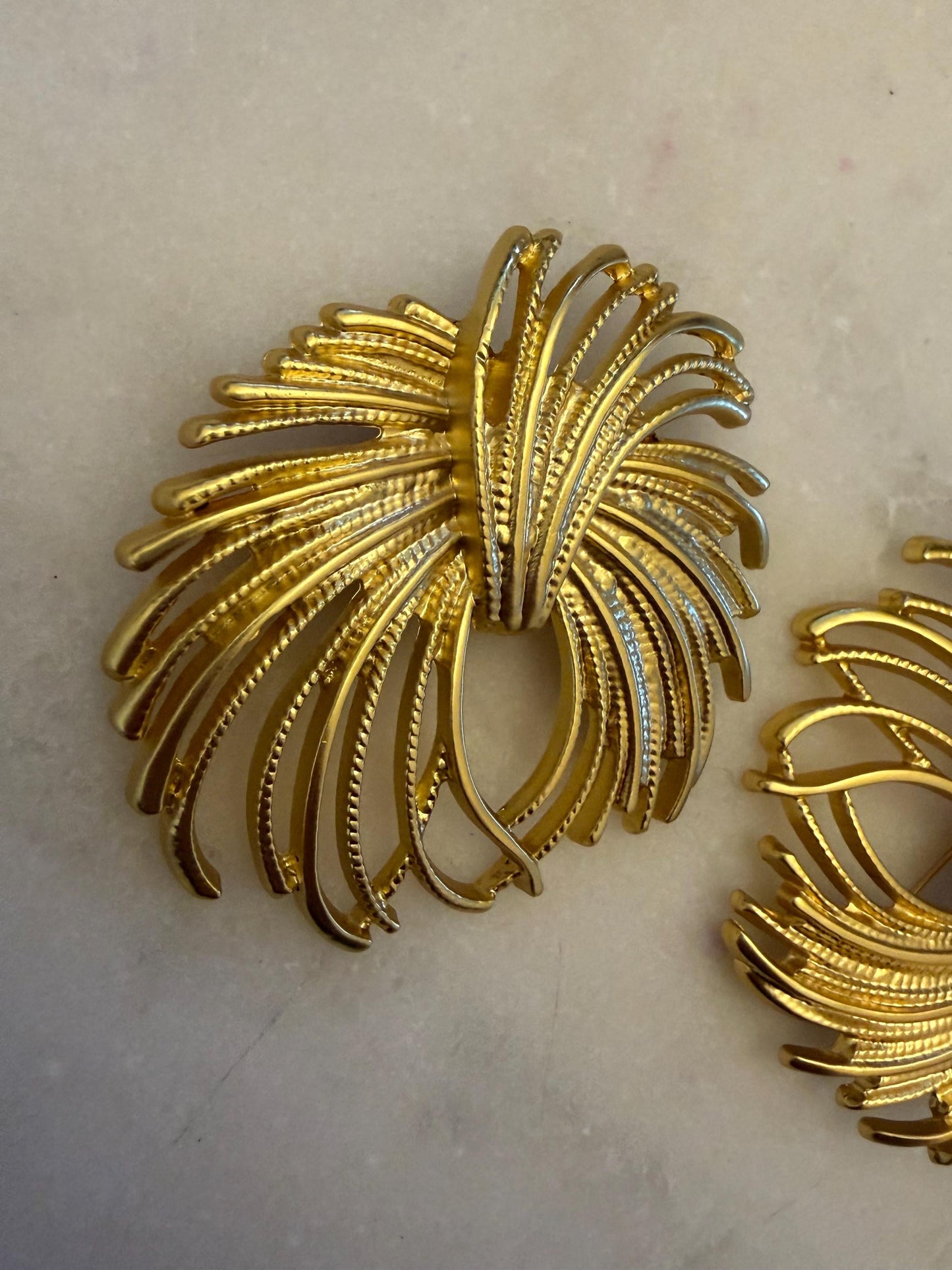 Brooch, Pin on Gold, 6cm x 5.5cm