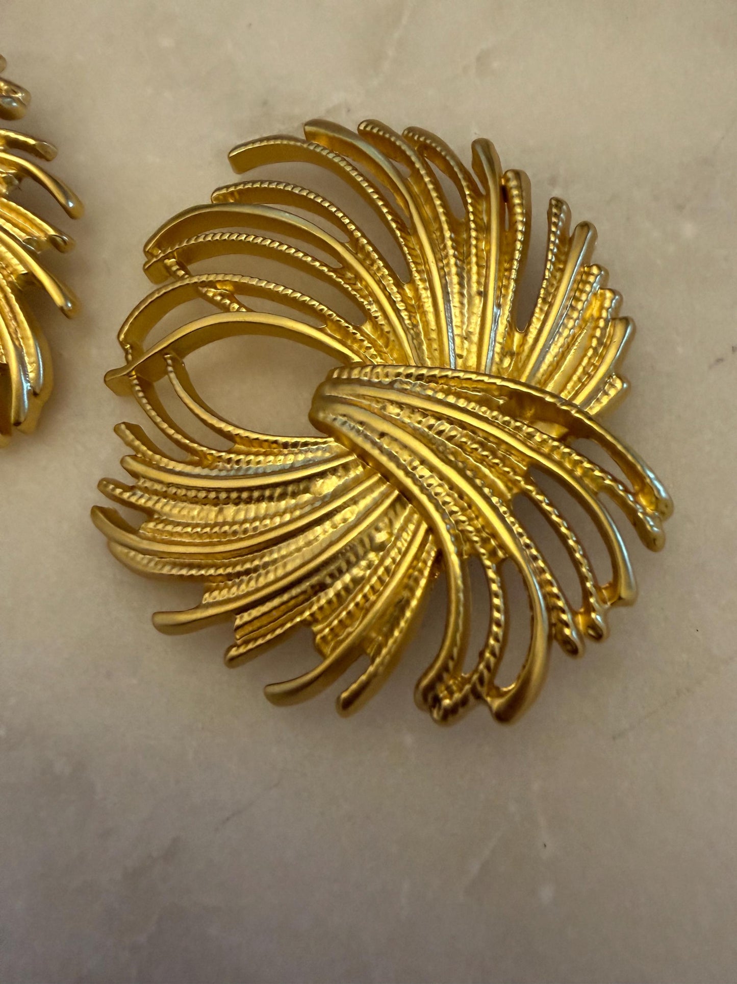 Brooch, Pin on Gold, 6cm x 5.5cm