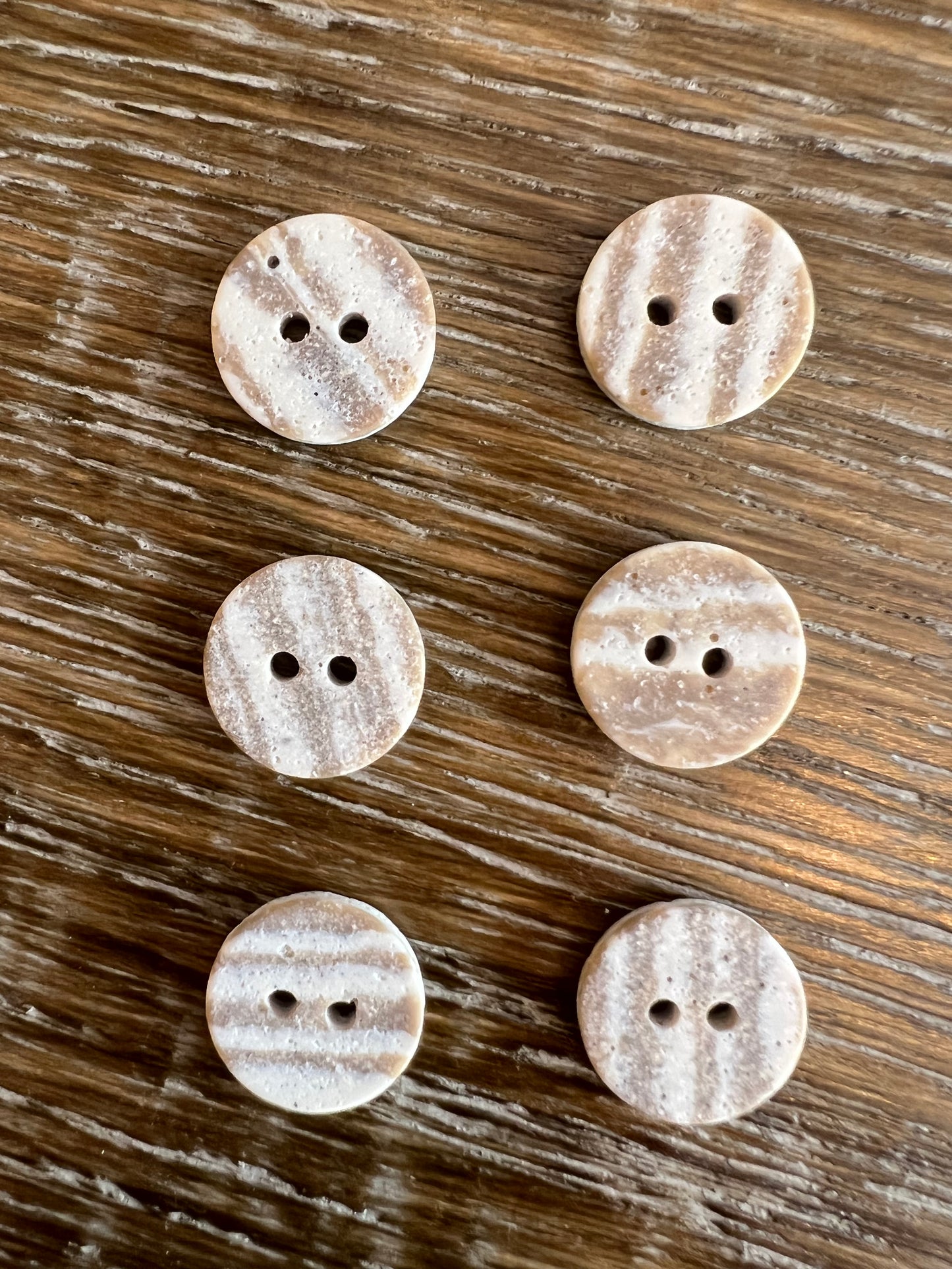 15mm Rustic Marble Effect Buttons 24L